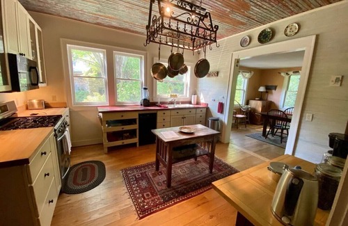 Hot Springs House | Hot Springs Creek House-Hot tub-Room for everyone!