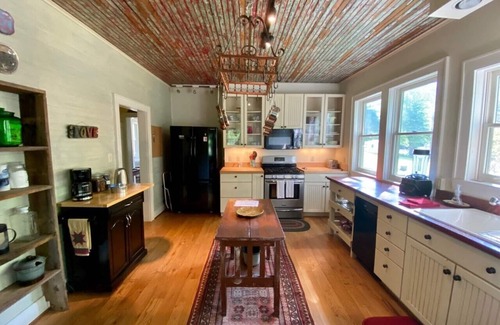 Hot Springs House | Hot Springs Creek House-Hot tub-Room for everyone!