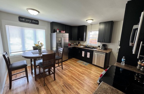 Racine House | Hot Stuff! Pro Cleaned Self Check In Sleeps 10