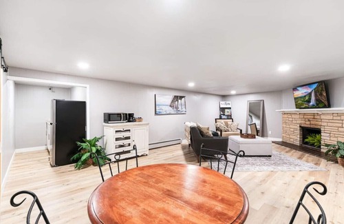 Holbrook Park Condo | Hot Tub! 10 Min to RED ROCKS + Downtown!