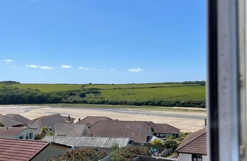 Newquay House | Hot Tub, 10 minute walk to Fistral beach and Gannel Estuary, pet friendly.