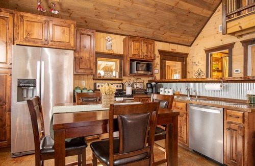 Rising Fawn Cabin | Hot Tub - 2BR + Loft Cabin - 2 mi to Cloudland