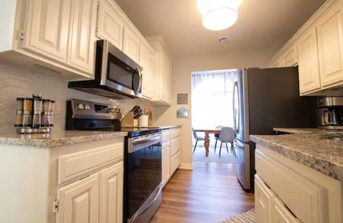 Rogers House | Hot tub *3 mins to i49* Bike In/Out