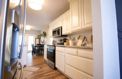 Rogers House | Hot tub *3 mins to i49* Bike In/Out