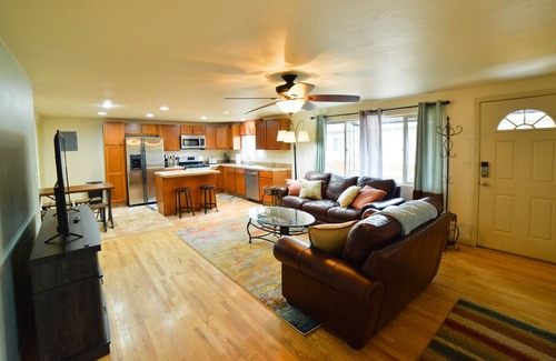 Central Colorado Springs House | Hot Tub-9 min to downtown-King Bed