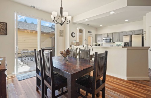 Southern Crossing House | Hot Tub, A/C, Modern & Updated, Nestled between Old Mill & Downtown