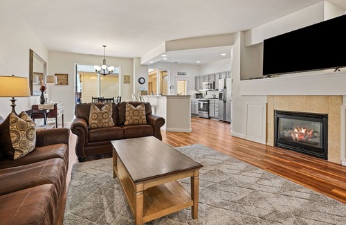 Southern Crossing House | Hot Tub, A/C, Modern & Updated, Nestled between Old Mill & Downtown