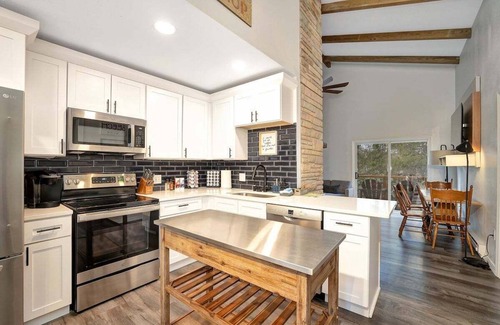 Charter Hills Cabin | *HOT TUB*AC*Renovated*SUPERHOST