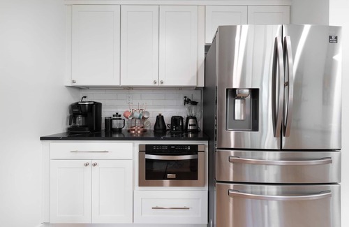 Shoreline House | *HOT TUB* AC & Single Level house| EV Charger, King Bed | Parking