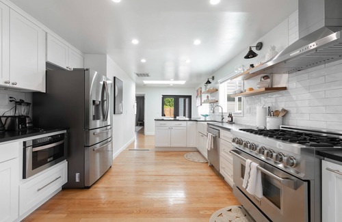 Shoreline House | *HOT TUB* AC & Single Level house| EV Charger, King Bed | Parking