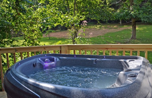 Almond Cabin | Hot Tub And Deck Along Creek, Pet friendly, Close To NOC, Tsali, And Dragon