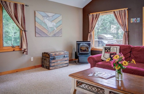 Londonderry Ski Chalet | Hot Tub and Enough Space for 14!