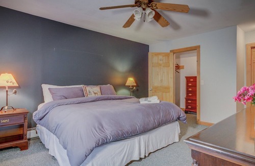Londonderry Ski Chalet | Hot Tub and Enough Space for 14!