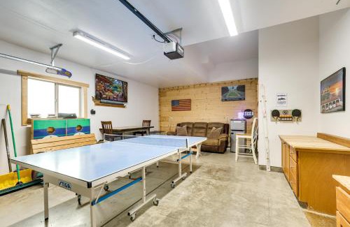 Ronald House | Hot Tub and Game Room Ronald Retreat 2 Mi to Lake!