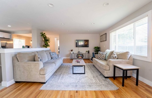 Lamar Heights Area House | Hot Tub and Games! Family Friendly