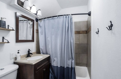 Redmond House | Hot Tub and Mountain Views! Modern & Spacious Home