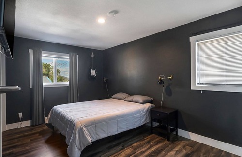 Redmond House | Hot Tub and Mountain Views! Modern & Spacious Home