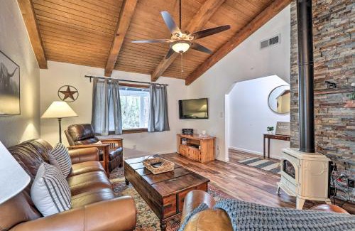 Munds Park House | Hot Tub and Patio Pet-Friendly Cabin in Munds Park!