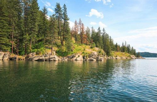 Coeur d'Alene House | Hot Tub and Spacious Backyard Close to Lake!