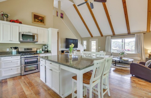 Rainbow CDP Cottage | Hot Tub + Balcony: Rainbow Retreat Near Wineries!