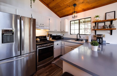 Fox Farm Cabin | Hot tub, bbq, 2 fireplaces, 5 mins to slopes & lake