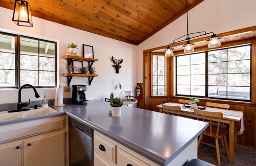 Fox Farm Cabin | Hot tub, bbq, 2 fireplaces, 5 mins to slopes & lake