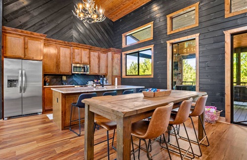 Broken Bow Cabin | Hot Tub | Boat Turnaround | Fire Pit | Gas Grill