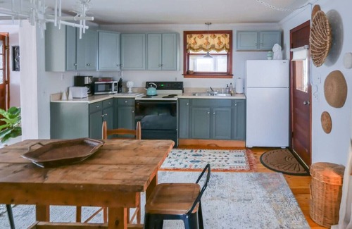 Centennial Apartment | Hot Tub | Bohemian Bungalow | Restaurants + Shops
