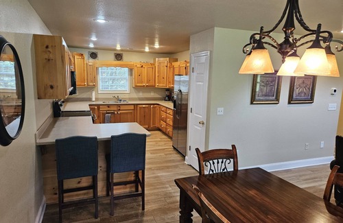 Hiawassee Cabin | Hot Tub! Cozy River Cabin, Mountain, Wi-Fi, Pool, Tube, Trout, Close to Helen