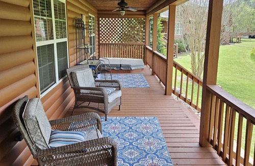Hiawassee Cabin | Hot Tub! Cozy River Cabin, Mountain, Wi-Fi, Pool, Tube, Trout, Close to Helen