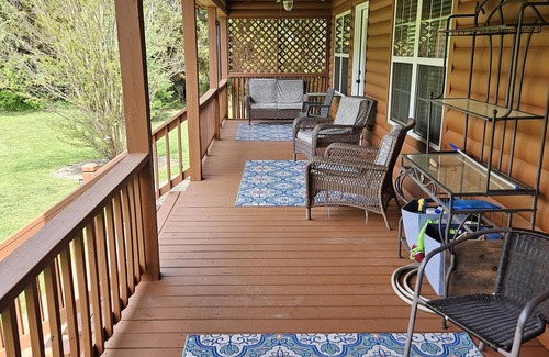 Hiawassee Cabin | Hot Tub! Cozy River Cabin, Mountain, Wi-Fi, Pool, Tube, Trout, Close to Helen