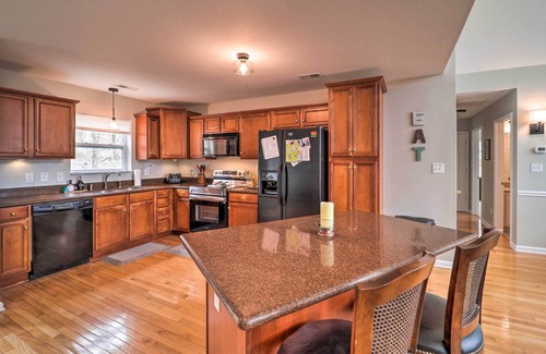 Charter Hills House | Hot Tub & Deck: Beech Mountain Family Cabin