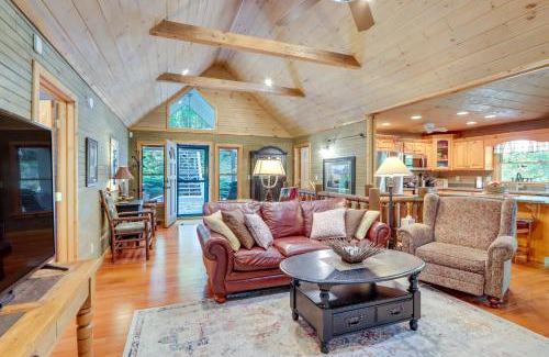 McCaysville House | Hot Tub, Decks and Creek Access McCaysville Cabin!
