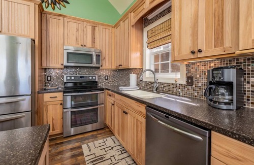 Macon House | Hot Tub, Dock, Large Deck, Firepit, Tiki bar, Pool!