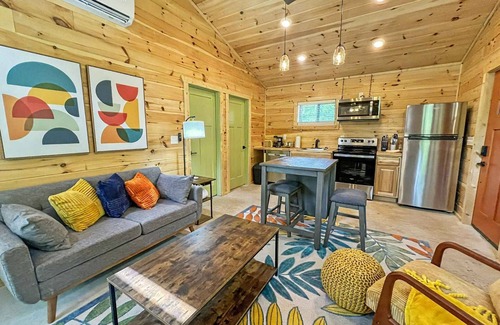 Rocky Grove House | Hot Tub Dog-Friendly Free Dollywood Ticket Perfect for 2 (Hiker's Nest)