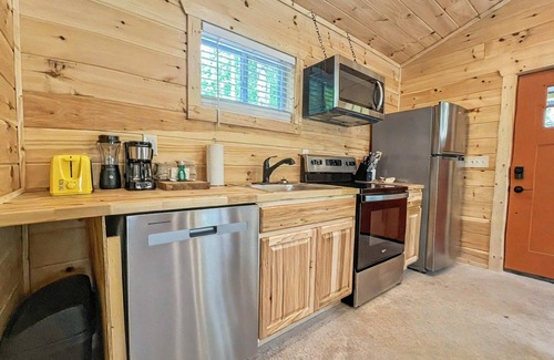 Rocky Grove House | Hot Tub Dog-Friendly Free Dollywood Ticket Perfect for 2 (Hiker's Nest)