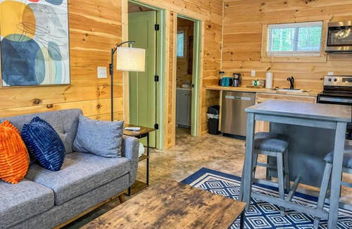 Rocky Grove House | Hot Tub Dog-Friendly Free Dollywood Ticket Perfect for 2 (Sunshine)