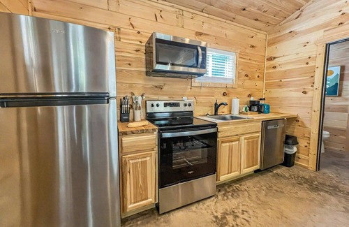 Rocky Grove House | Hot Tub Dog-Friendly Free Dollywood Ticket Perfect for 2 (Four Seasons)