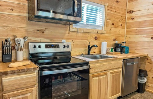 Rocky Grove House | Hot Tub Dog-Friendly Free Dollywood Ticket Perfect for 2 (Four Seasons)
