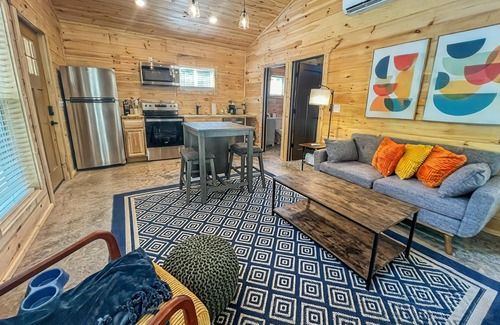 Rocky Grove House | Hot Tub Dog-Friendly Free Dollywood Ticket Perfect for 2 (Four Seasons)