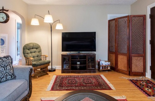 Audubon House | Hot tub, Downtown, Zoo, Expo Center, Conv Center, Chuchill downs—3BATH*7BED