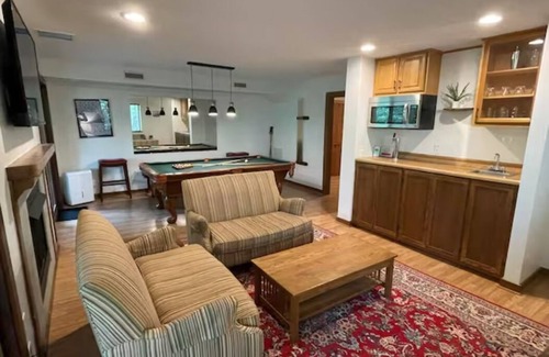 Laurel Ridge Ski Chalet | Hot Tub EV Charger Golden Tee Gig WiFi Pool Tennis