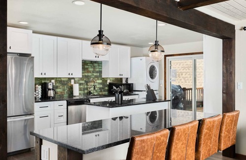 Woodland Park Cabin | Hot tub ☆ Fire-pit ☆ Walk to Waterfalls