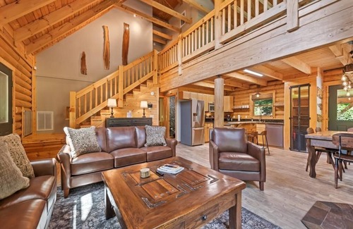 Waynesville Cabin | Hot Tub, Fiber-optic WiFi, Pool Table, Playground, Privacy. Cozy Log Cabin