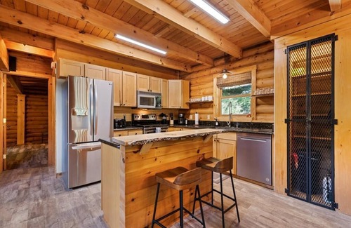 Waynesville Cabin | Hot Tub, Fiber-optic WiFi, Pool Table, Playground, Privacy. Cozy Log Cabin