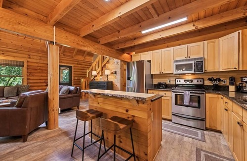 Waynesville Cabin | Hot Tub, Fiber-optic WiFi, Pool Table, Playground, Privacy. Cozy Log Cabin