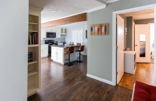 Grand Rivers House | Hot Tub + Fire pit + Corn Hole + BBQ + Game Room + Spa Bath