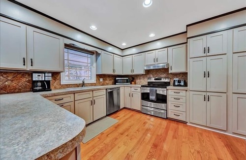 Huddleston House | HOT TUB, FIRE PIT, PET FRIENDLY! Come visit 'Longhaven"!