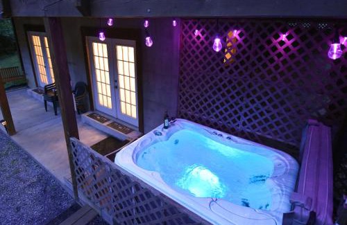 Luray House | Hot Tub - Fire Pit - Pool Table - Pet Friendly - Good Times