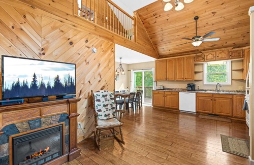 Luray House | Hot Tub - Fire Pit - Pool Table - Pet Friendly - Good Times